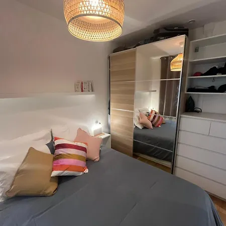 Calm & Charming Atelier In Apartament Paryż